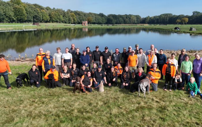 Gruppe von Vereinsmitgliedern vor einem See in Quakenbrück